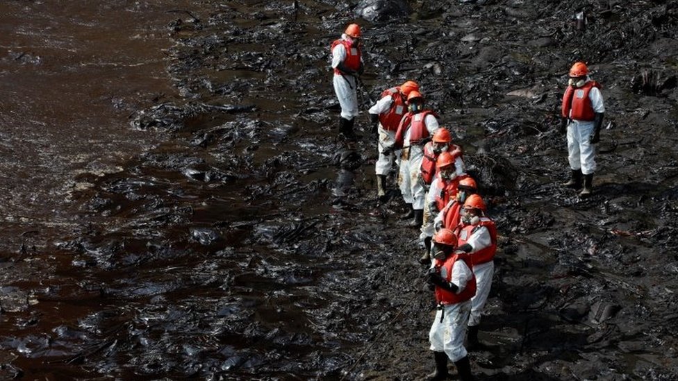 Erupcija vulkana, cunami i ekološka katastrofa: Izlivanje nafte u Peruu gore nego što se mislilo 1 Workers carry out a cleaning operation on the beaches of Ventanilla, Peru, 25 January 2022