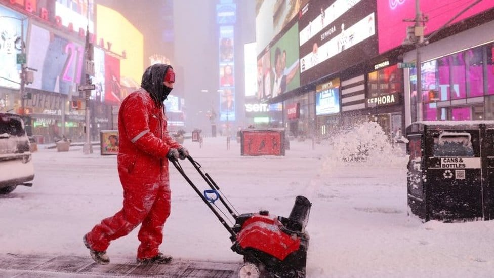 Amerika i vremenske nepogode: Istočnu obalu zahvatila snežna oluja, hiljade bez struje, stručnjaci upozoravaju na bombogenezu 3 A worker clears snow in Times Square