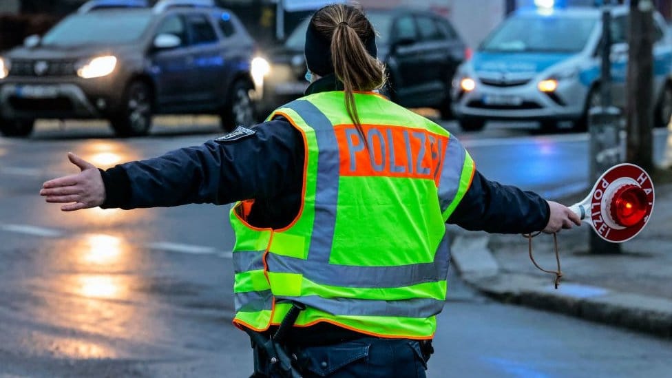 Nemačka i kriminal: Zločin u Nemačkoj - uhapšena dva muškarca zbog ubistva dvoje policajaca 1 A German police officer directs traffic during a protest in berlin, January 2022