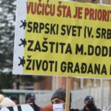Nekoliko desetina građana na mirnom protestu ispred ambasade Srbije u Sarajevu 7