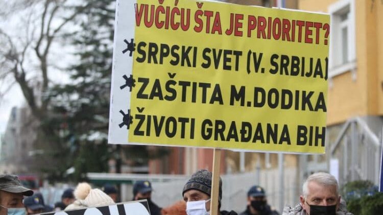 Nekoliko desetina građana na mirnom protestu ispred ambasade Srbije u Sarajevu 1
