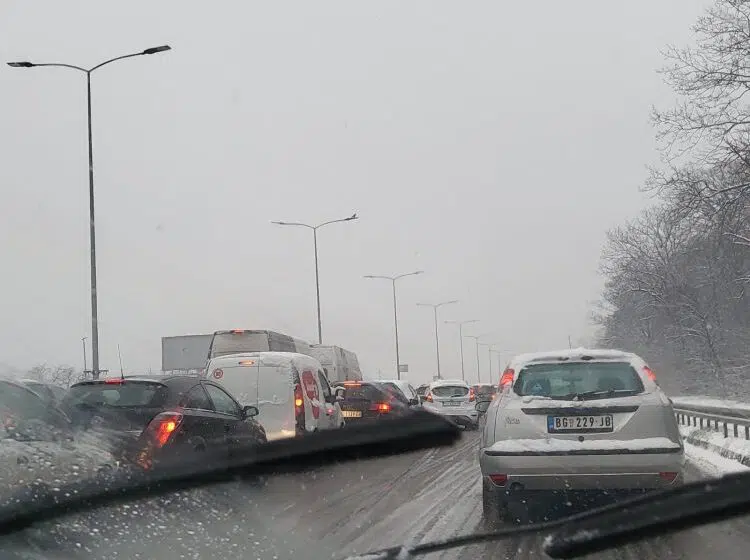 AMSS upozorava na otežane uslove vožnje zbog snega 11