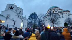 20220106_160447_b Ispred Hrama Svetog Save tradicionalno zapaljen badnjak (FOTO) 2
