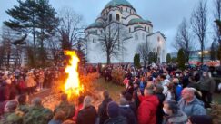 20220106_160712_b Ispred Hrama Svetog Save tradicionalno zapaljen badnjak (FOTO) 3