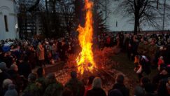 20220106_160722_b Ispred Hrama Svetog Save tradicionalno zapaljen badnjak (FOTO) 4