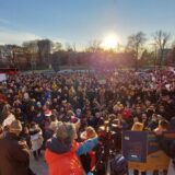 Novi skup podrške Đokoviću u Beogradu, na platou ispred Skupštine igrao se tenis 12