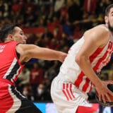 Pred pirejskim bedemom 6