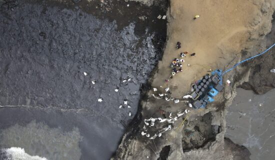 Peru proglasio hitnu ekološku situaciju od 90 dana posle izlivanja nafte u more 12