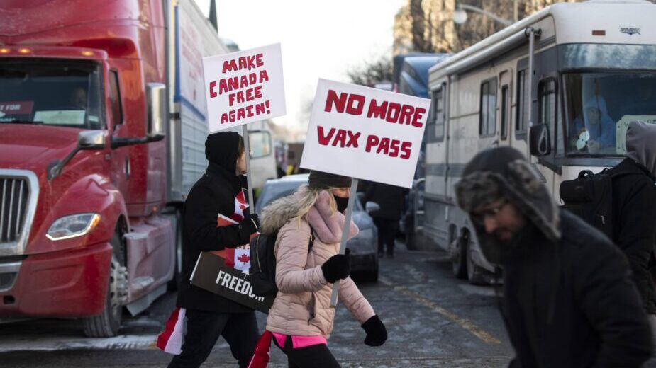 Hiljade ljudi u Kanadi demonstriralo protiv vakcinacije, maski i karantina (FOTO) 2