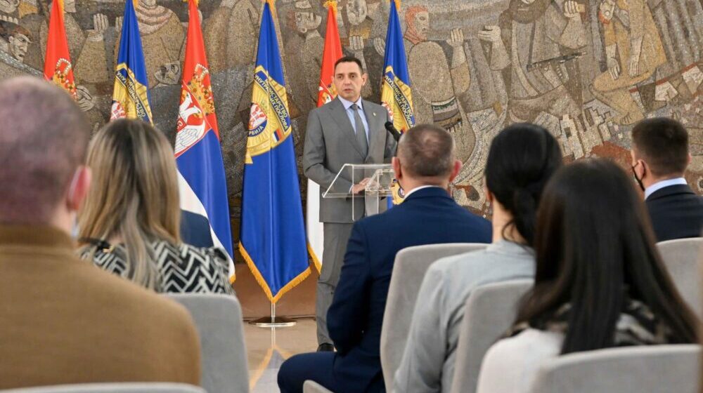 Vulin uručio rešenja o prijemu u radni odnos deci poginulih i ranjenih pripadnika MUP 1 Vulin uručio rešenja o prijemu u radni odnos deci poginulih i ranjenih pripadnika MUP 1