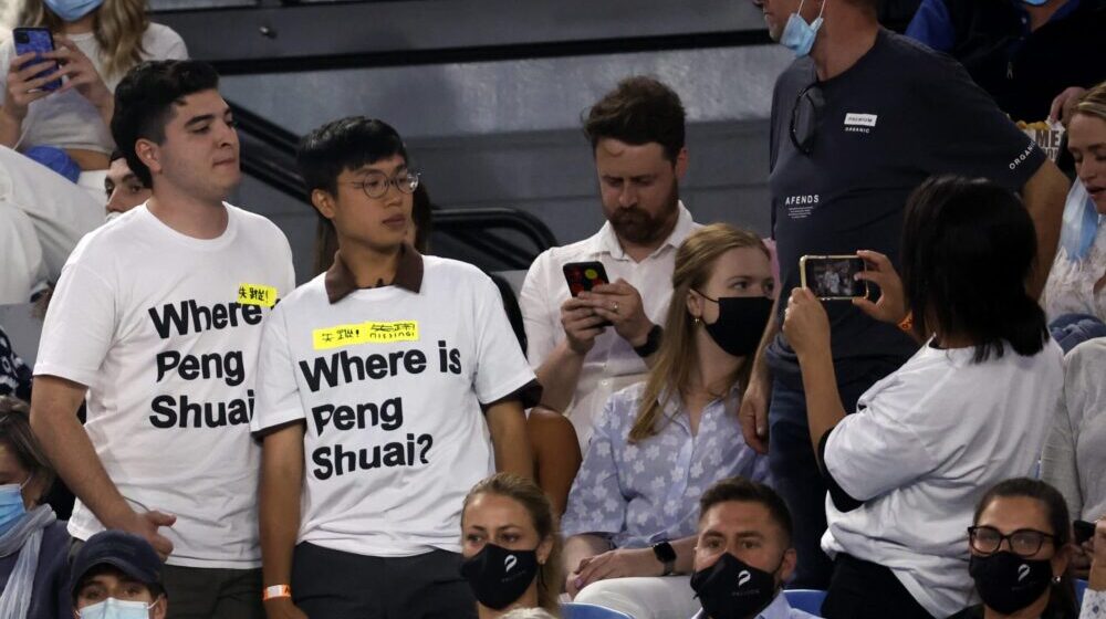 Aktivisti delili majice s natpisom 'Gde je Peng Šuaj' pred žensko finale na AO 1