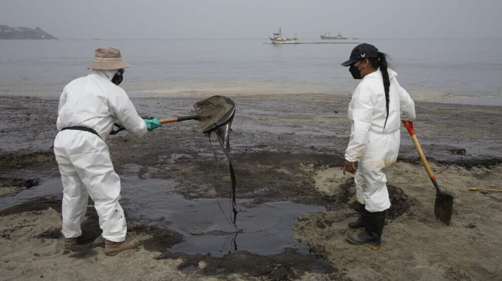 U Peruu zagađena 21 plaža od izlivanja nafte posle erupcije kod Tonge 1