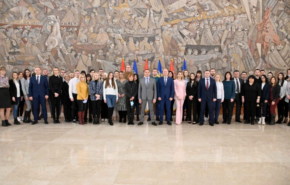 Vulin uručio rešenja o prijemu u radni odnos deci poginulih i ranjenih pripadnika MUP 2 Vulin uručio rešenja o prijemu u radni odnos deci poginulih i ranjenih pripadnika MUP 2
