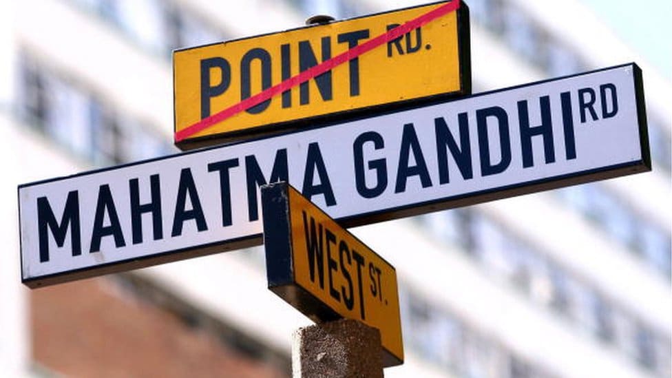 Indija, Afrika i rasizam: Da li je Mahatma Gandi bio rasista 3 South African seaside city grapples with name changes A street sign on the old 'Point Road and West Street' is replaced by the new 'Mahatma Gandhi Road' in central Durban 06 May 2007.