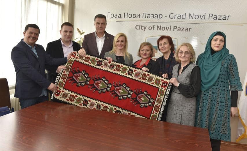 Očuvanje starih zanata u Novom Pazaru: Ćilimi kao poklon, ali i devojački miraz (FOTO) 1 Pazarski bazar rukotvorina