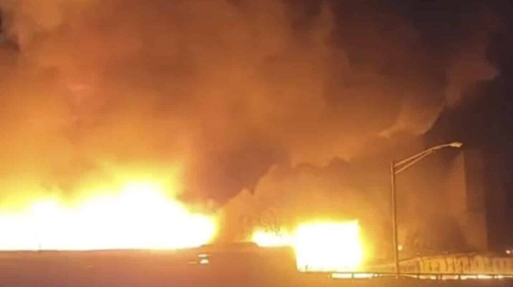 Požar u fabrici u Nju Džersiju se približava skladištu hemikalija 1