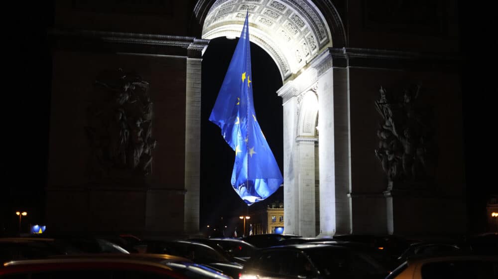 Sa Trijumfalne kapije u Parizu sklonjena zastava EU 1