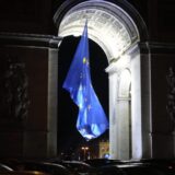 Sa Trijumfalne kapije u Parizu sklonjena zastava EU 1