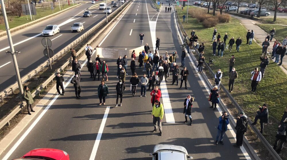 Završen protest u Beogradu: Policija legitimisala građane, jedna žena privedena (FOTO/VIDEO) 1