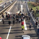 Završen protest u Beogradu: Policija legitimisala građane, jedna žena privedena (FOTO/VIDEO) 2