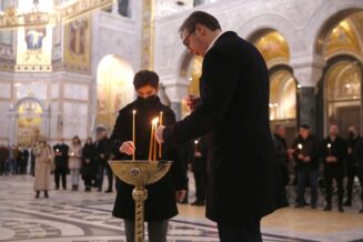 Pomen Oliveru Ivanoviću, Aleksandar Vučić upalio sveću Oliver Ivanović Vučić upalio sveću za Olivera Ivanovića (FOTO) 2