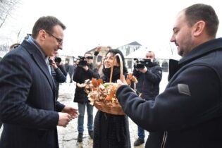 PETAR PETKOVIC PRISUSTVOVAO BOZICNOJ LITURGIJI U GRACANICI Kako je proslavljen Božić u Srbiji (FOTO) 4