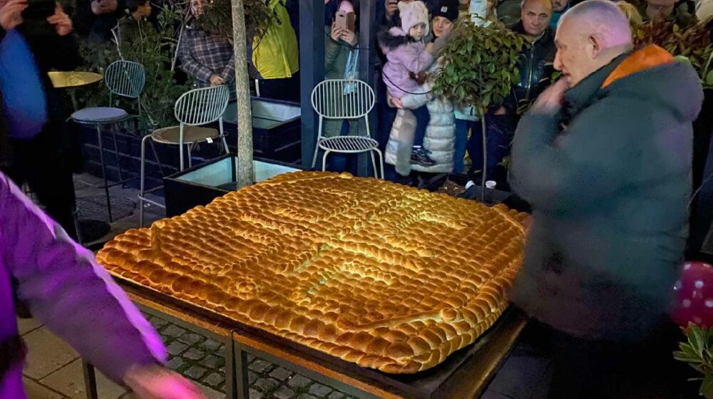 Badnje veče obeleženo u Bujanovcu uz deljenje česnice na gradskom trgu 1