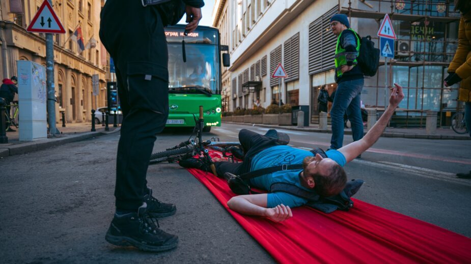 Održan protest biciklista ispred hotela Square Nine (FOTO) 2 Održan protest biciklista ispred hotela Square Nine (FOTO) 2