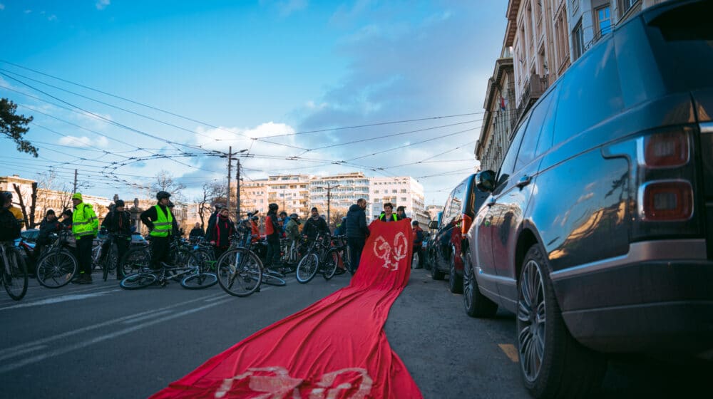 Održan protest biciklista ispred hotela Square Nine (FOTO) 1