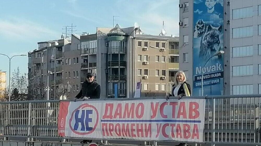 Dveri transparentima na beogradskim nadvožnjacima pozivaju da se glasa protiv promena Ustava 1