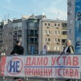 Dveri transparentima na beogradskim nadvožnjacima pozivaju da se glasa protiv promena Ustava 14