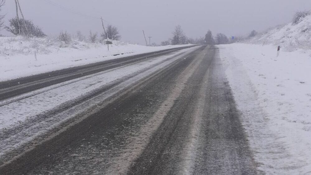 Vlažni kolovozi, neophodan oprez u saobraćaju 2