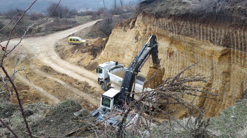 Pesak iz zaštićene park šume Kraljevica za izgradnju stadiona 1