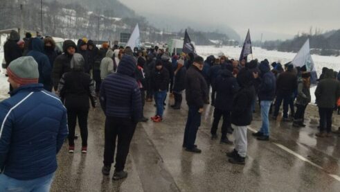 Blokada puta u mestu Pesak trajala tri sata 4