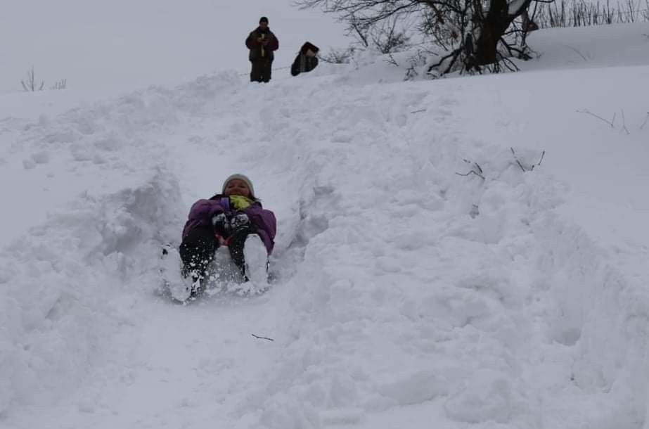 U Kladovu nema snega ni za lek, mališani se sankaju na obroncima Miroč planine 2