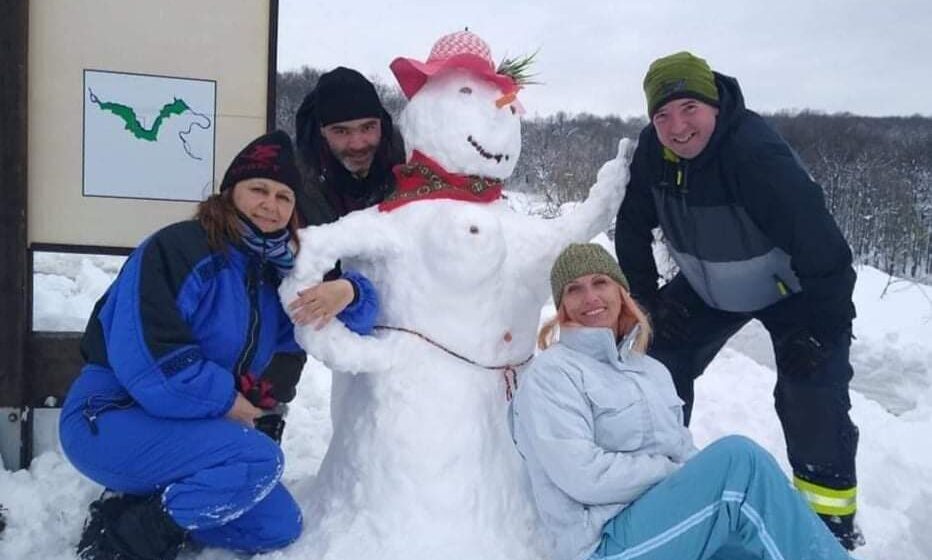 U Kladovu nema snega ni za lek, mališani se sankaju na obroncima Miroč planine 1