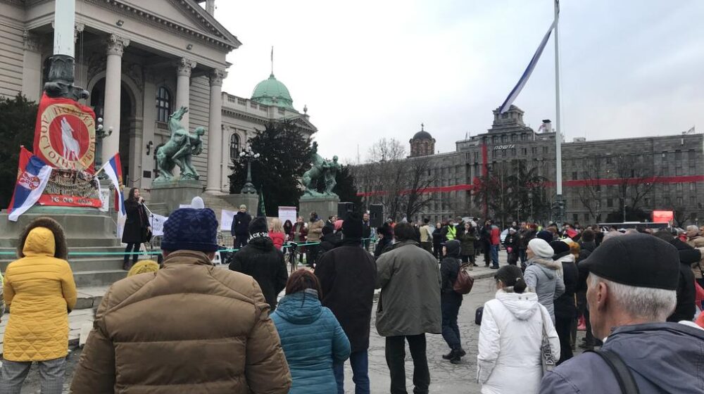 Protest ispred Narodne skupštine zbog jučerašnjeg referenduma (FOTO) 1