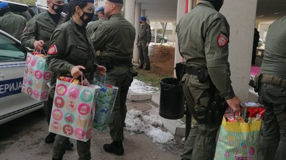 Niški žandarmi darovali bolesnu decu u bolnici u Nišu 1