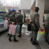 Niški žandarmi darovali bolesnu decu u bolnici u Nišu 5