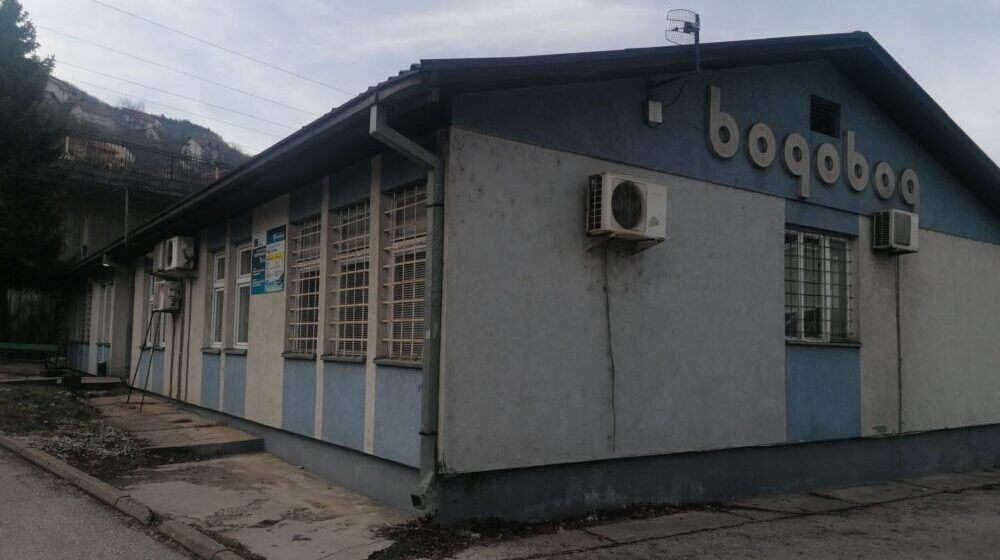 Zbog pucanja vodovodne cevi, zgrada u centru bez vode (VIDEO) 1