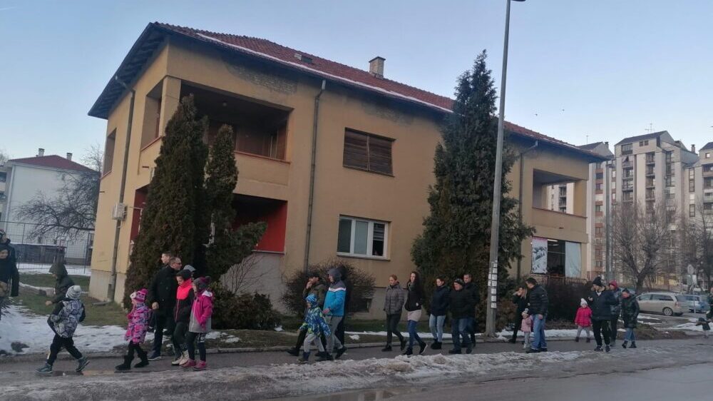 Sevojničani i ove subote protestovali poručujući da Sevojno ima dovoljno dece za dva pedijatra 3 Sevojničani i ove subote protestovali poručujući da Sevojno ima dovoljno dece za dva pedijatra 3