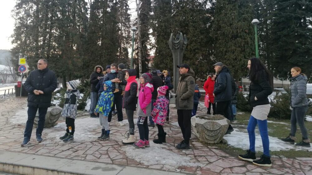 Sevojničani i ove subote protestovali poručujući da Sevojno ima dovoljno dece za dva pedijatra 4 Sevojničani i ove subote protestovali poručujući da Sevojno ima dovoljno dece za dva pedijatra 4