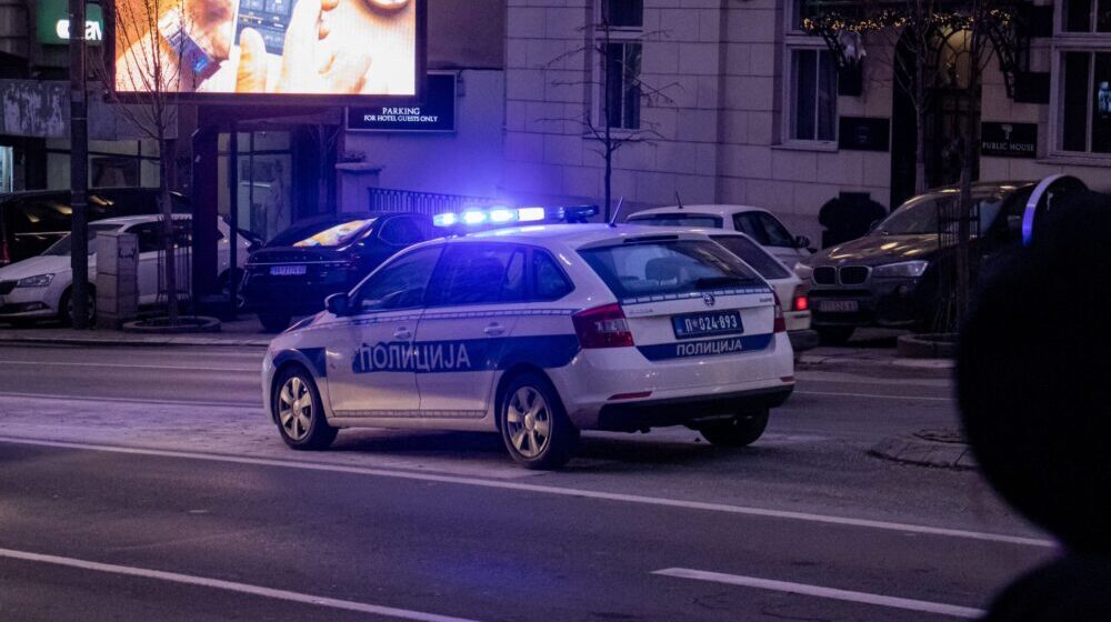 Udarali se violinom i uskakali u tuđa kola - bizarna tuča sinoć zatvorila Kisačku ulicu u Novom Sadu 1