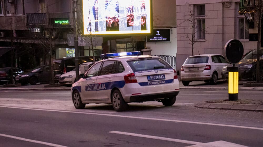 MUP: Uhapšen vozač koji je bežeći od policije povredio tri osobe i oštetio tri vozila 1