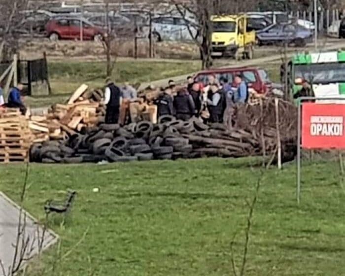 Novi Sad: Na paljenju badnjaka goreće i stare gume 1