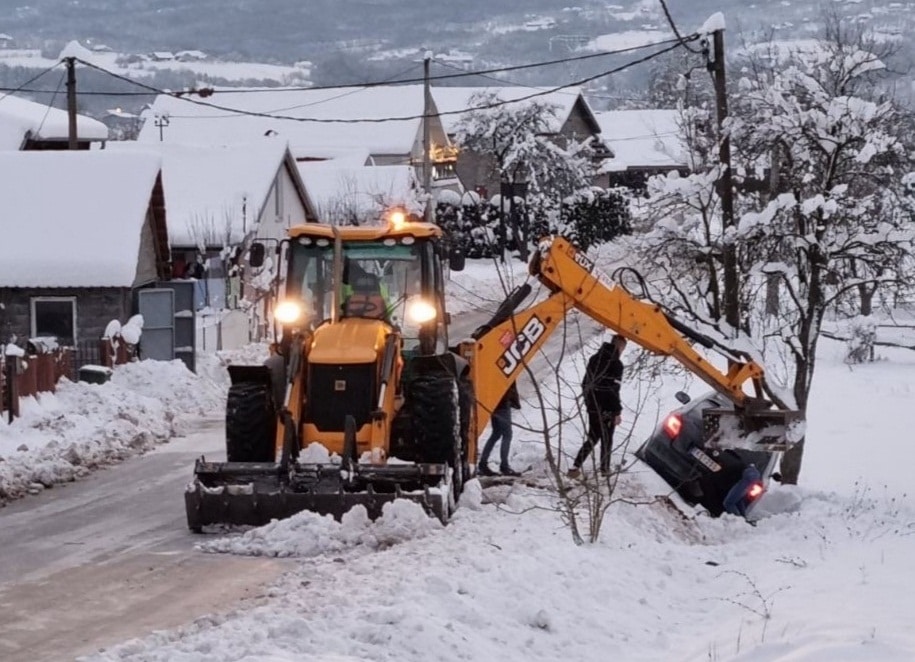 SSP: U Kniću decu vode kod doktora preko zaleđenih staza 3