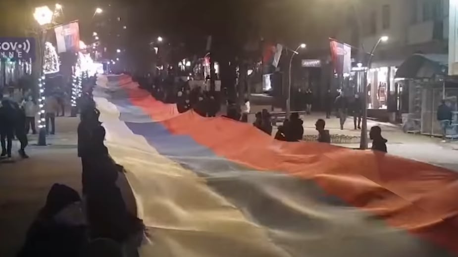 Srpska trobojka duga 250 metara razvijena u Severnoj Mitrovici 1