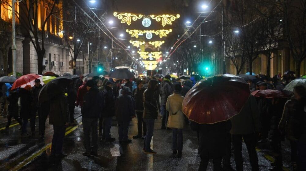Kreni-Promeni nastavlja protest, zahteva se moratorijum i usvajanje Narodne inicijative (VIDEO) 1