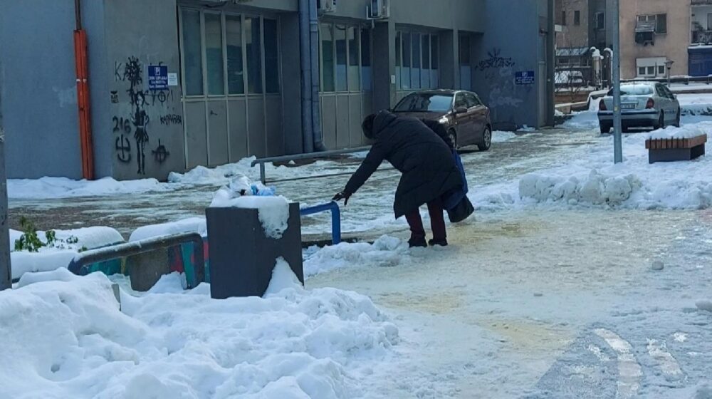 Trotoari pod snegom i ledom, otežano kretanje građana 1