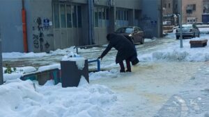 "Da smo se oslonili na nadležne službe, to bi tek bila potpuna katastrofa": Bolnice prepuštene same sebi na snegu i minus 11 1